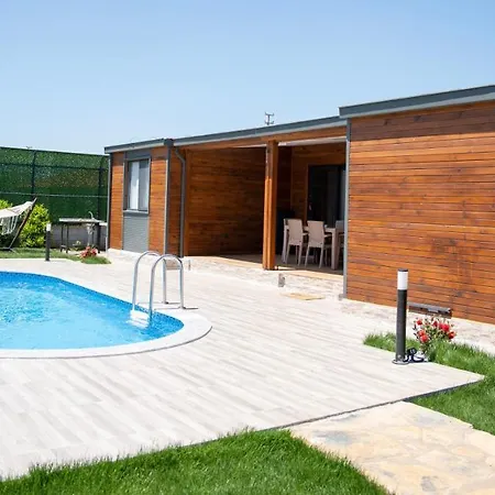 Jasmin L Villa